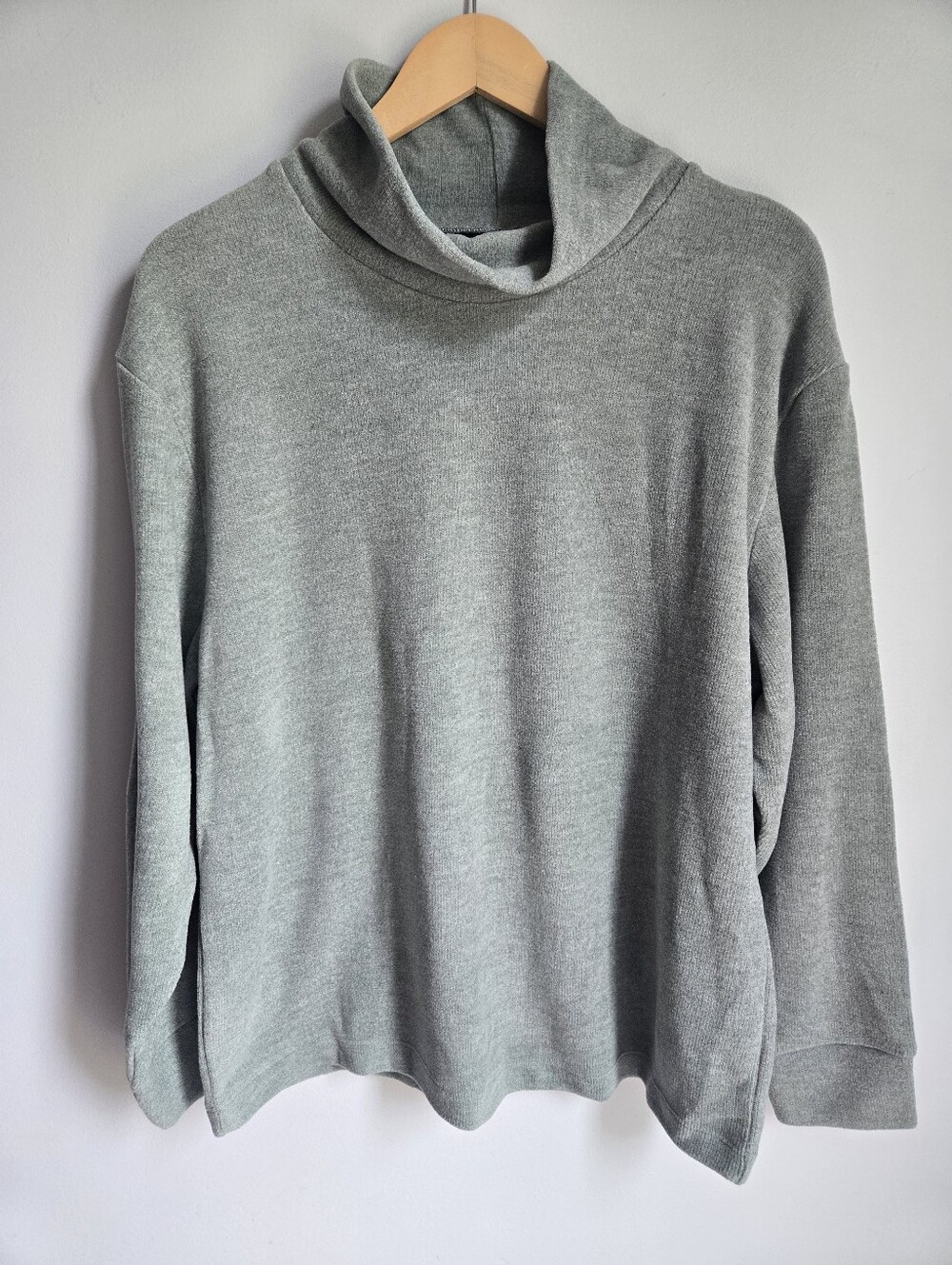 New UNIQLO Light Sage Green Turtleneck Sweater - Classic Cozy Knit